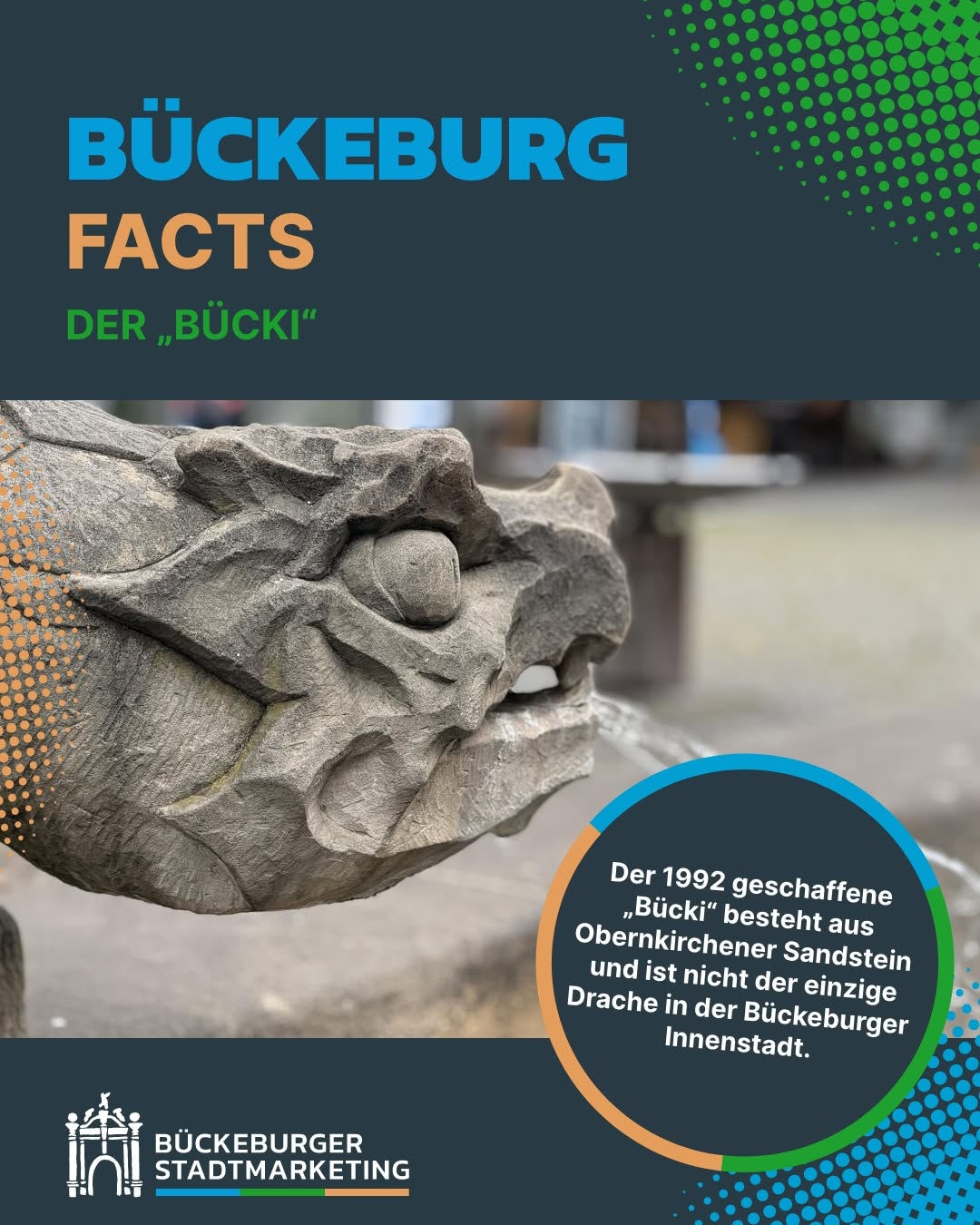 Mitten in der Bückeburger Fußgängerzone sitzt mit dem „Bücki“ ein kleiner Drache,…